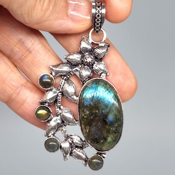 Stunning Floral Natural Labradorite Stone Silver Pendant - Picture 2 of 6
